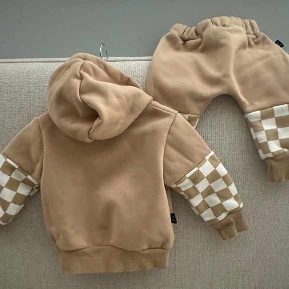 Olive and Scout 2 Pc Sweatsuit Beige Checkered 6-12mo - Picture 2 of 3
